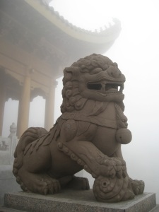 Lion gardien en Chine, regardant le mont Emei, par Chris Feser